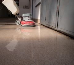 Pryskyřicová průmyslová podlaha - čištění