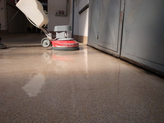 Obrázek - Pryskyřicová průmyslová podlaha hloubkové chemické a mechanické čištění