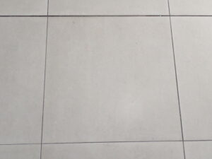 Keramická dlažba před čištěním