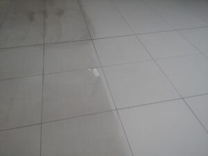 Porovnání při čištění keramické dlažby