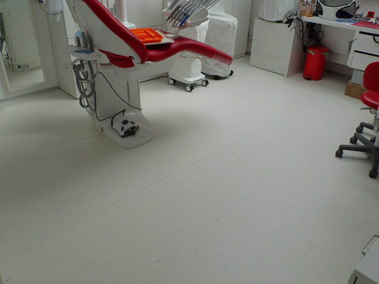 Linoleum po vyčištěni a aplikaci PU