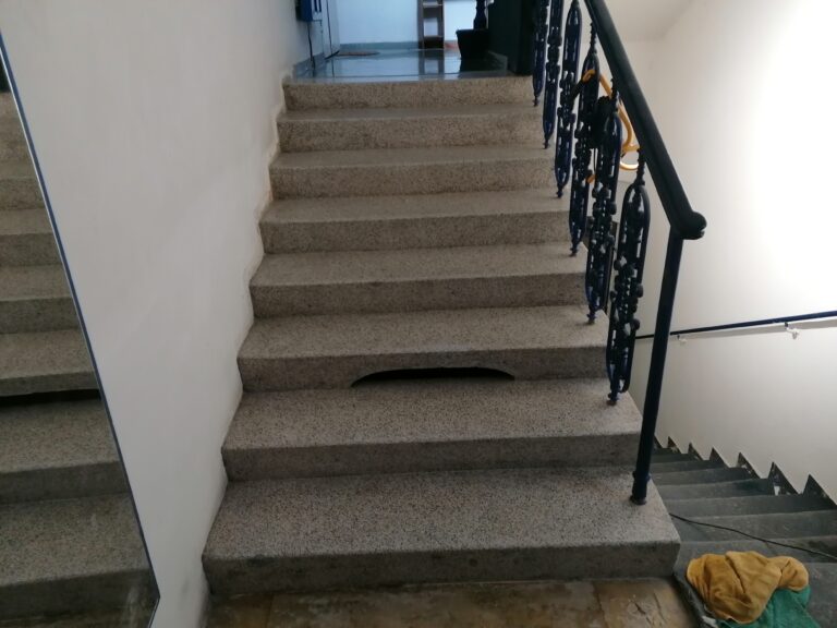 Vyčištěné terrazzove schodiště