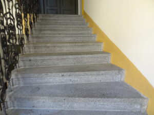 Vyčištěný povrch schodiště