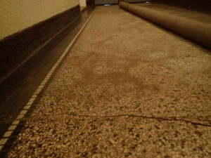 Terrazzo bylo silně opotřebované