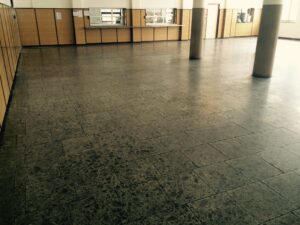Znečištěná terrazzová dlažba