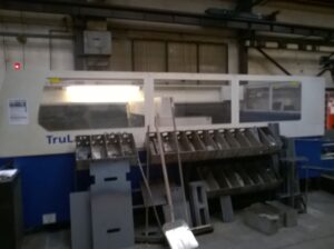 Špinavý cnc stroj