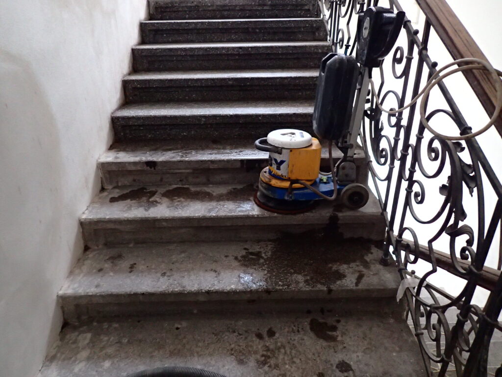 Čištění žulových schodů