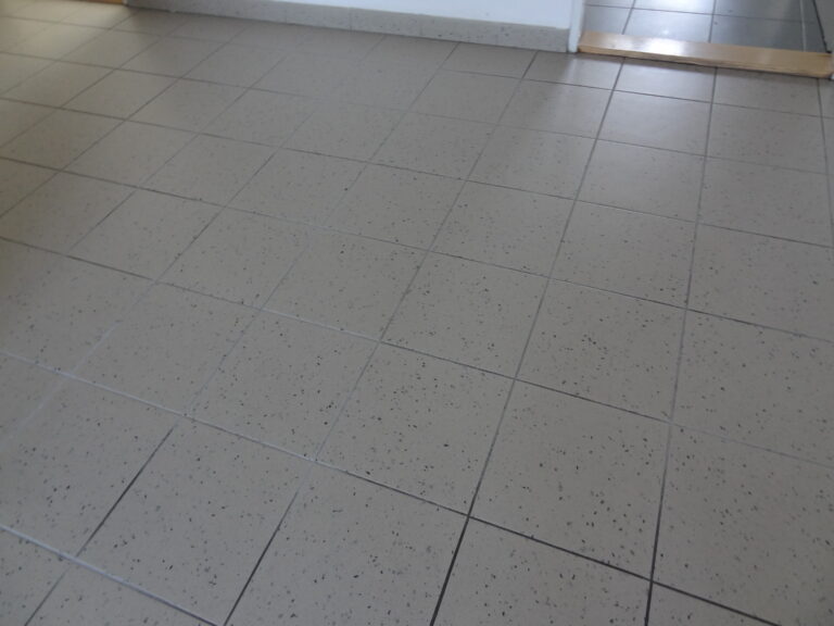 Vyčištěná keramická dlažba