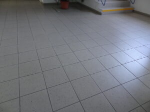 Vyčištěná keramická dlažba