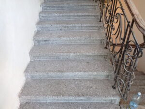 Vyčištěný a odmaštěný povrch žuly
