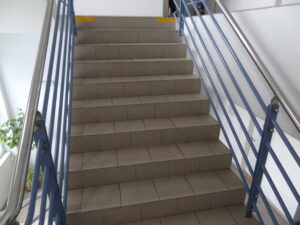 Špinavá keramická dlažba-1