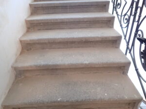 Špinavý povrch žulového schodiště