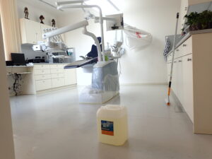 Čištění a renovace linolea aplikace 2k PU